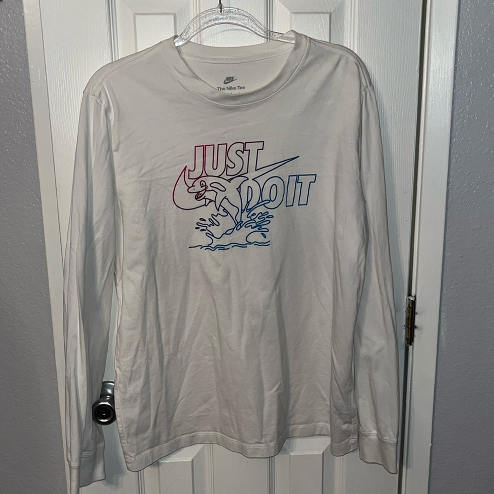 Nike Men’s long-sleeved white t-shirt with colorful detail